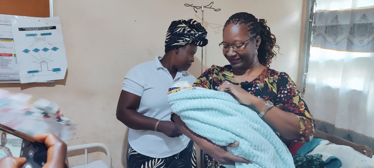 Primeiro bebé do Dia da Mulher Moçambicana recebe enxoval em Cuamba